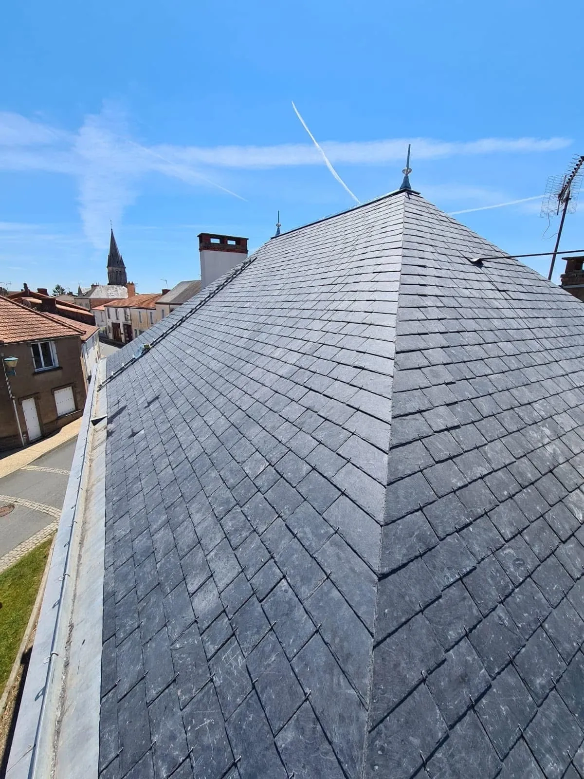 Florian Rondeau : r&eacute;novation & traitement toiture aux Herbiers pr&egrave;s de Cholet en Vend&eacute;e (85)